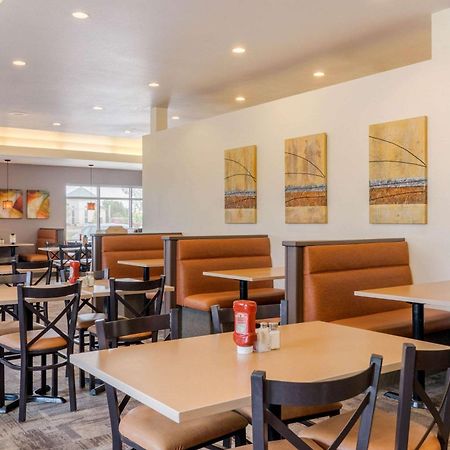 Quality Inn & Suites Winkler Bagian luar foto