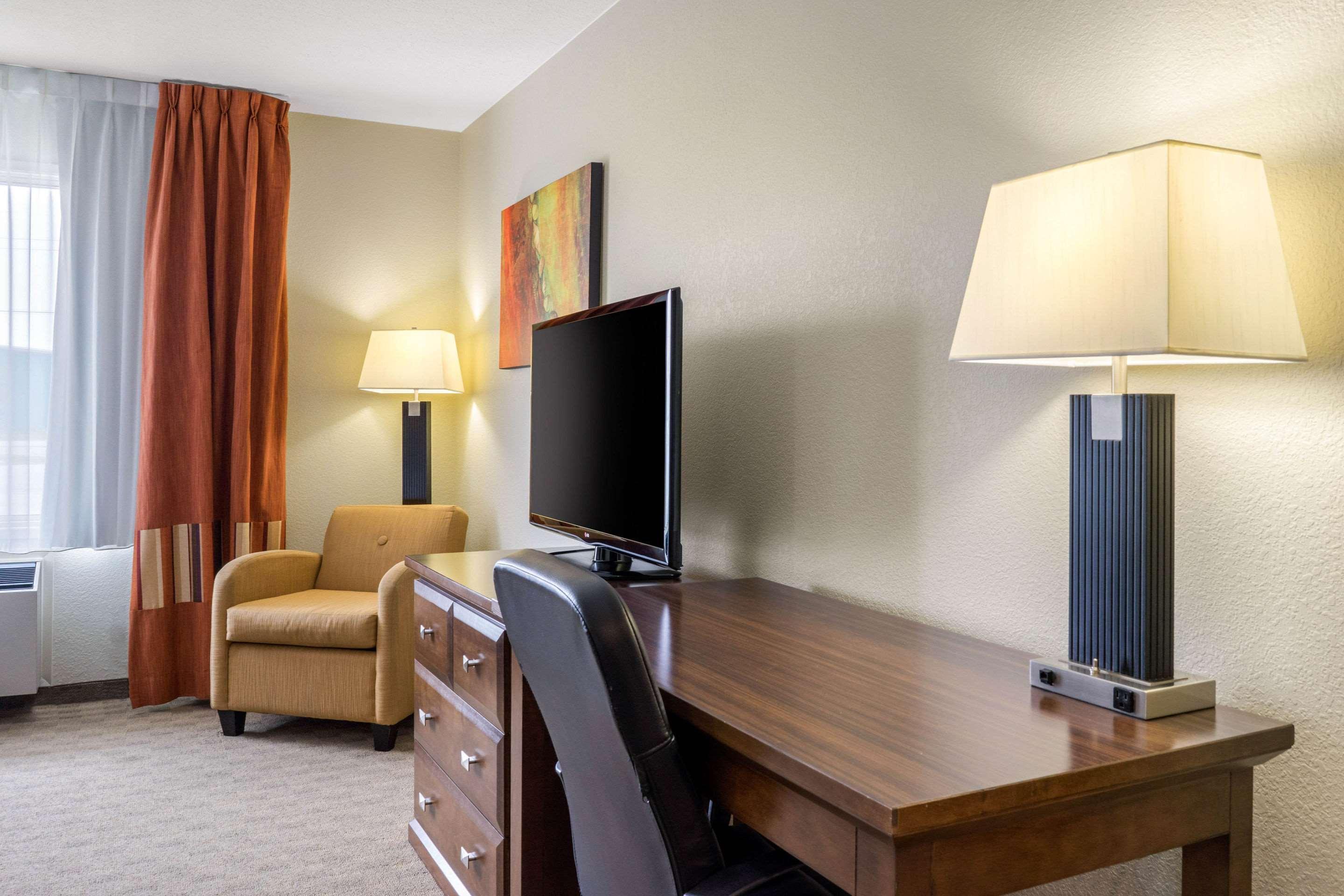 Quality Inn & Suites Winkler Bagian luar foto