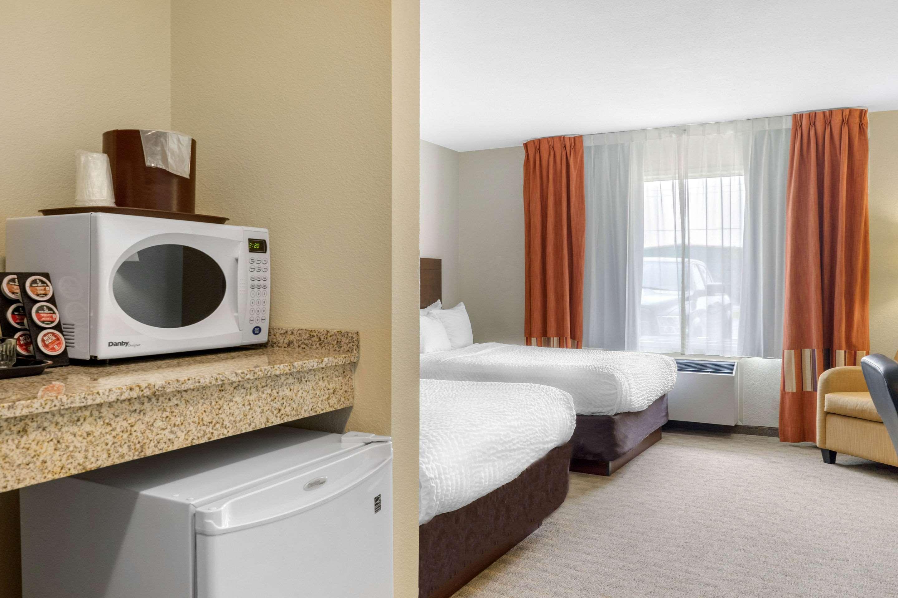 Quality Inn & Suites Winkler Bagian luar foto