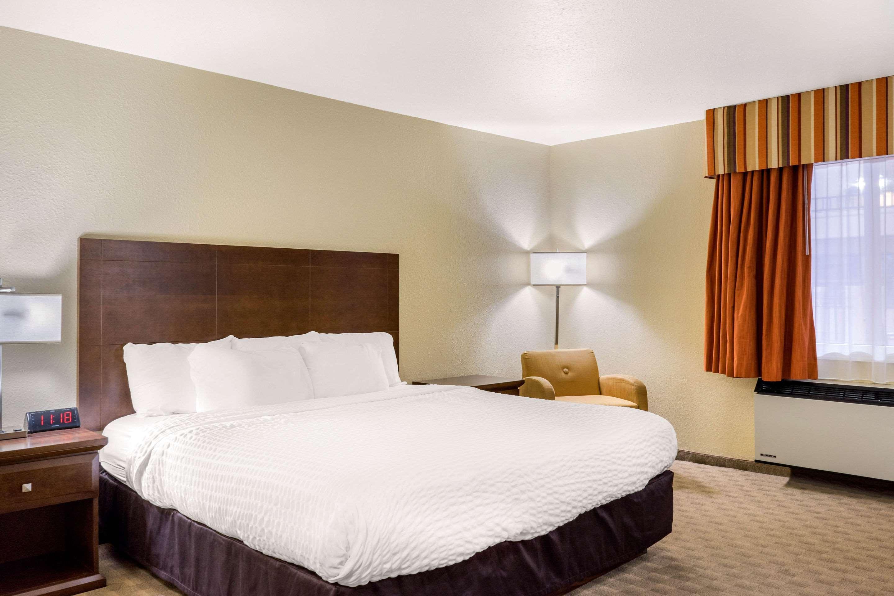 Quality Inn & Suites Winkler Bagian luar foto
