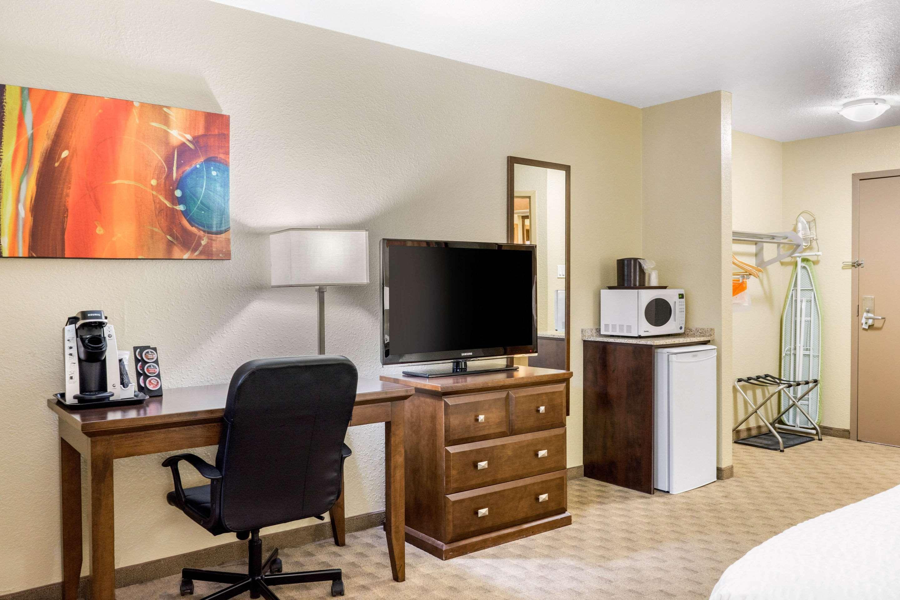 Quality Inn & Suites Winkler Bagian luar foto