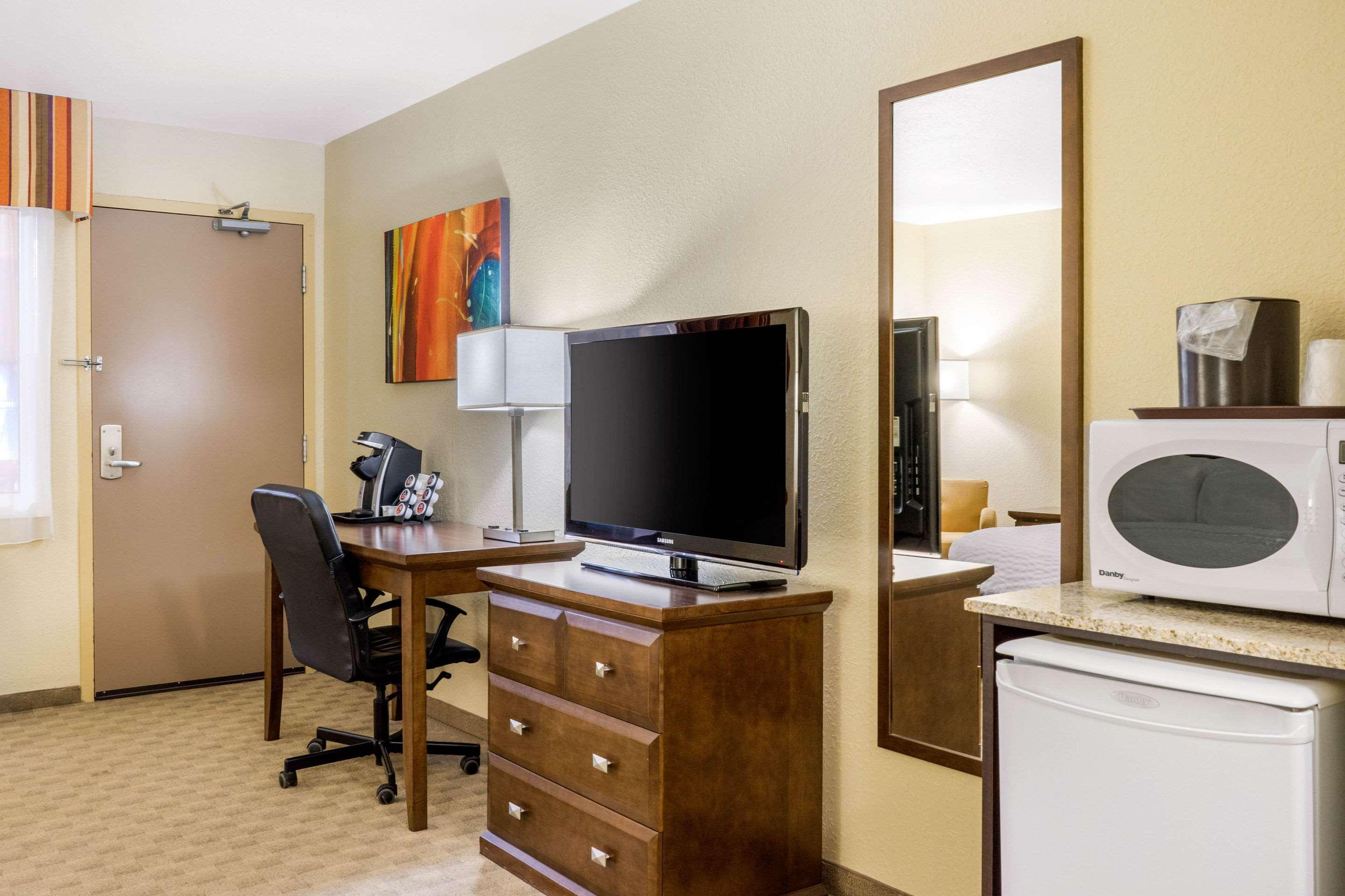 Quality Inn & Suites Winkler Bagian luar foto