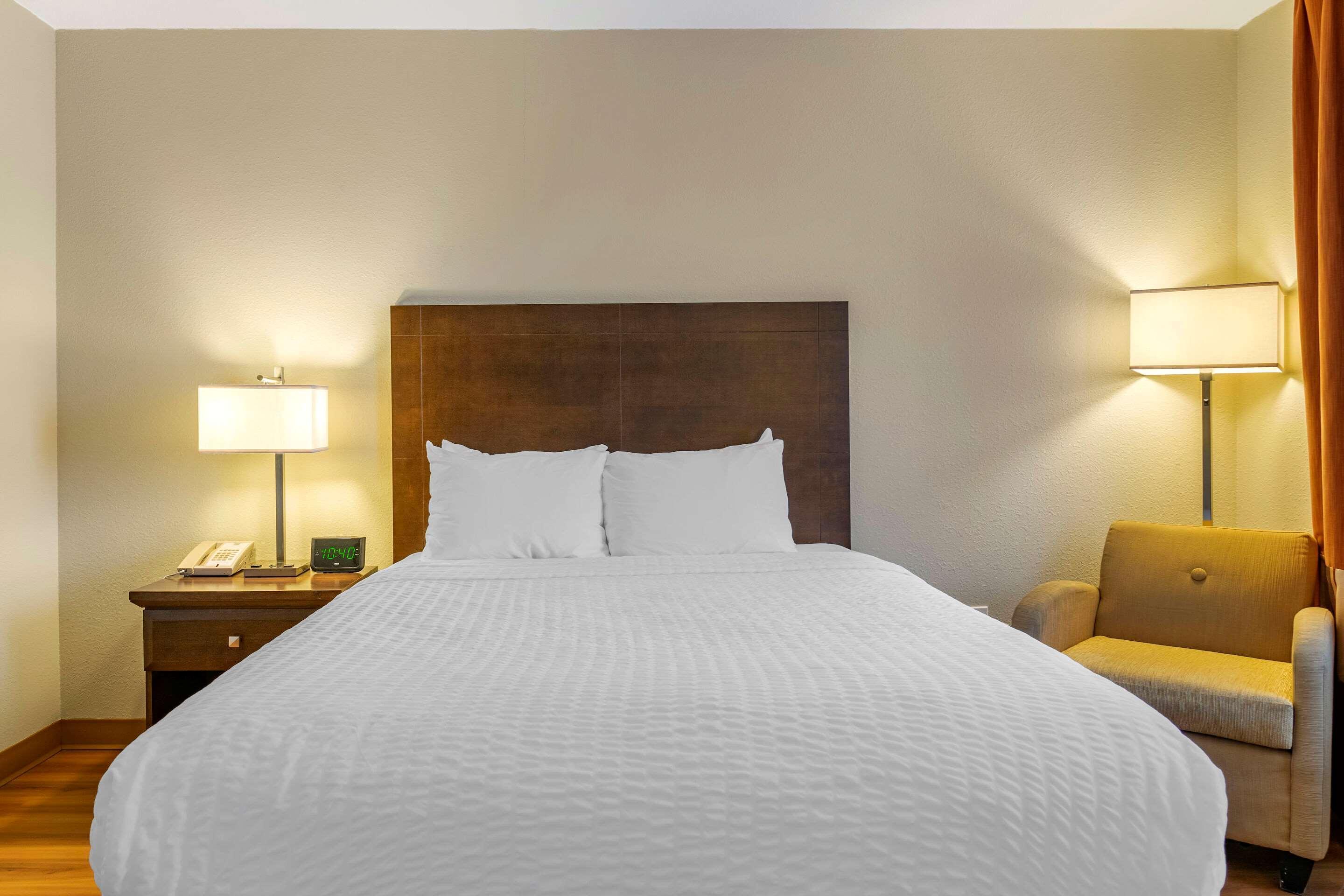Quality Inn & Suites Winkler Bagian luar foto