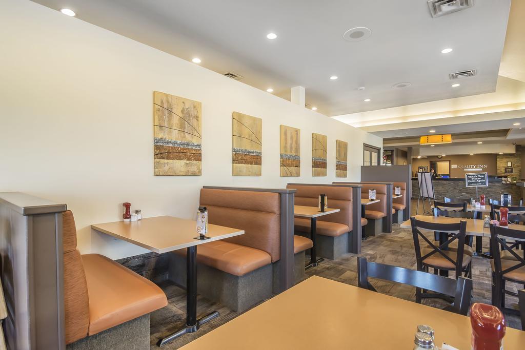 Quality Inn & Suites Winkler Bagian luar foto