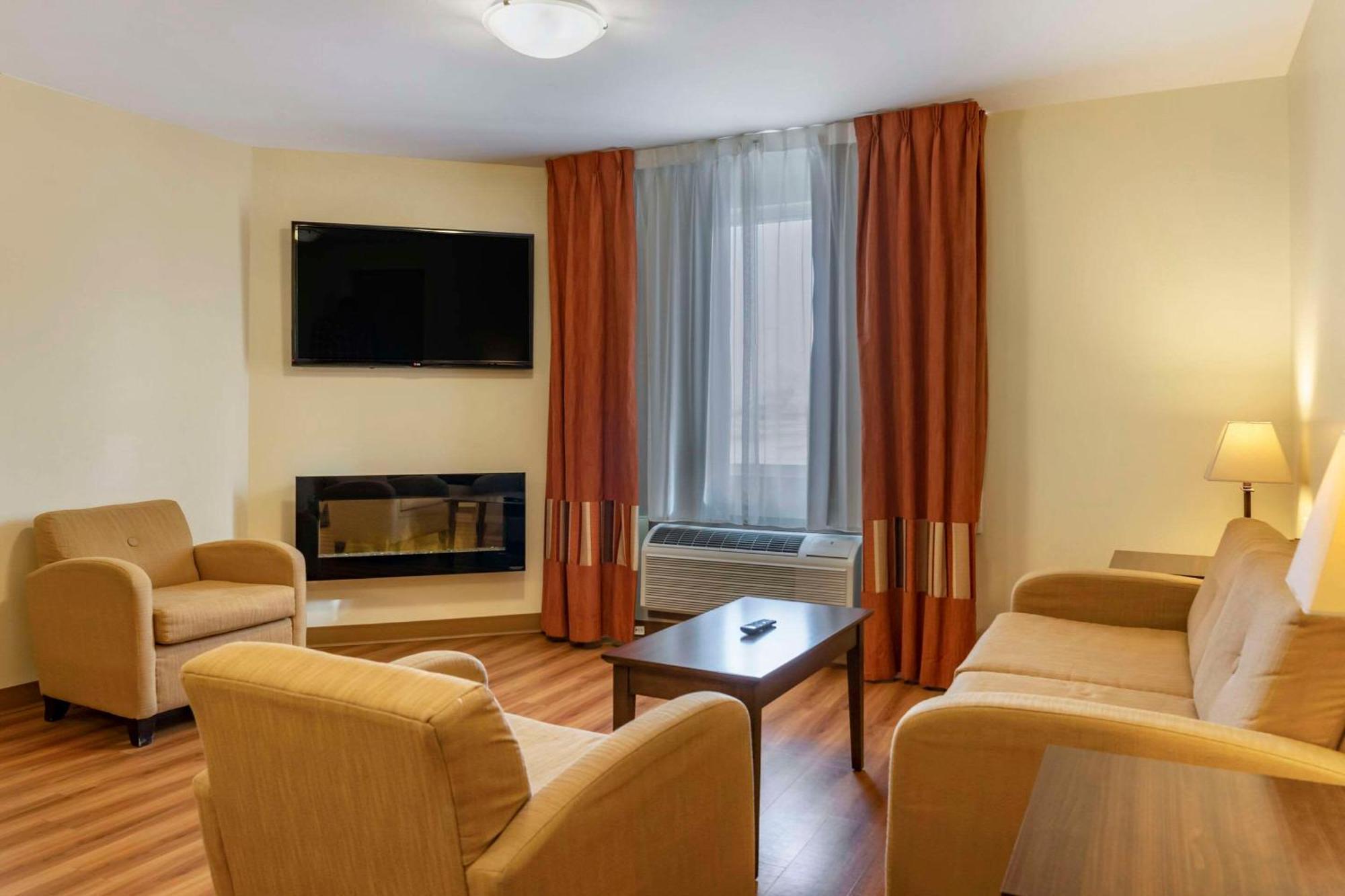 Quality Inn & Suites Winkler Bagian luar foto