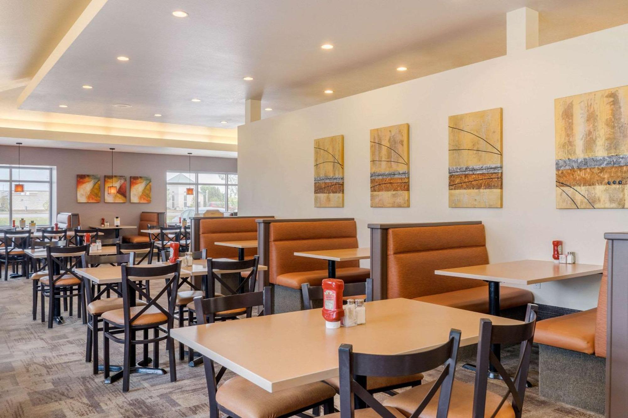 Quality Inn & Suites Winkler Bagian luar foto