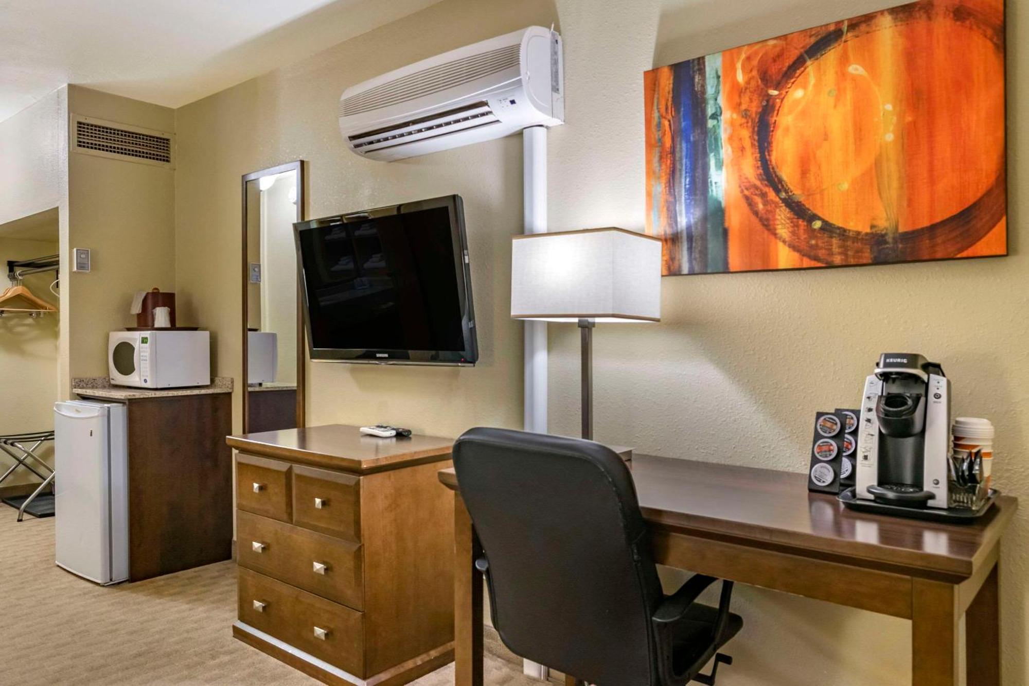 Quality Inn & Suites Winkler Bagian luar foto