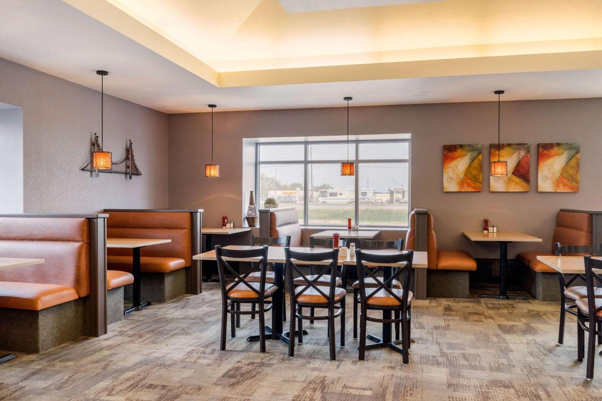 Quality Inn & Suites Winkler Bagian luar foto