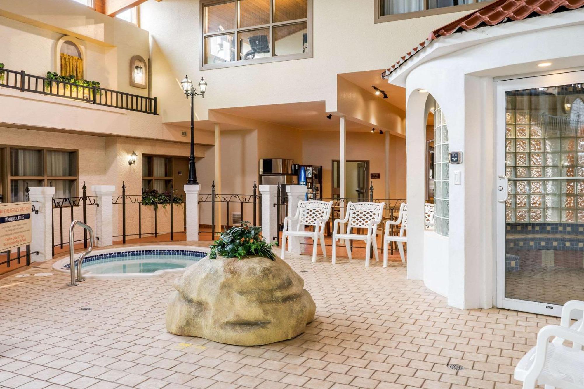 Quality Inn & Suites Winkler Bagian luar foto
