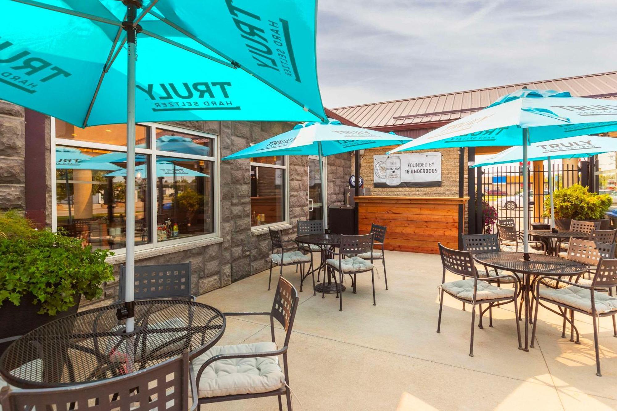 Quality Inn & Suites Winkler Bagian luar foto