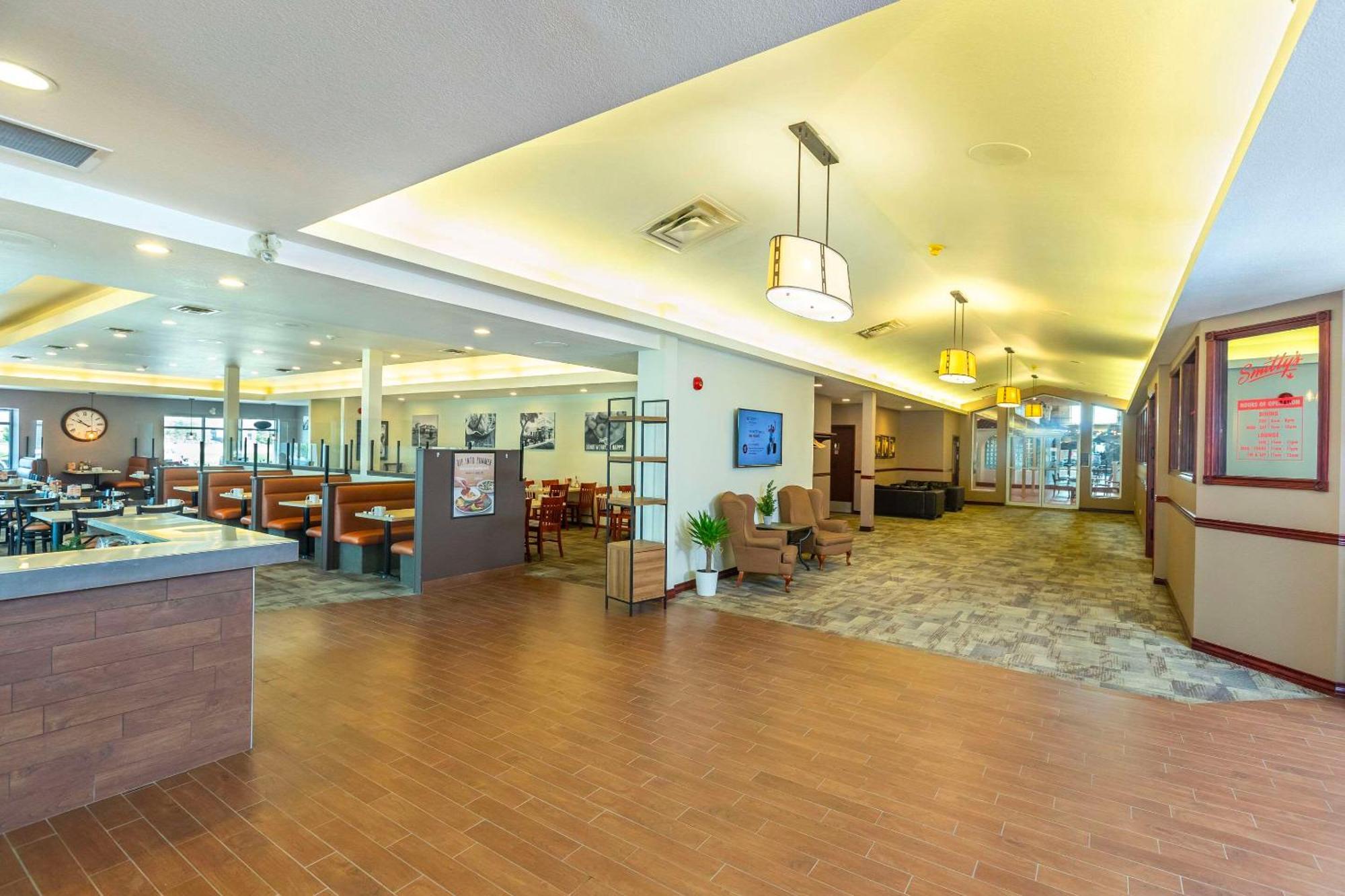 Quality Inn & Suites Winkler Bagian luar foto